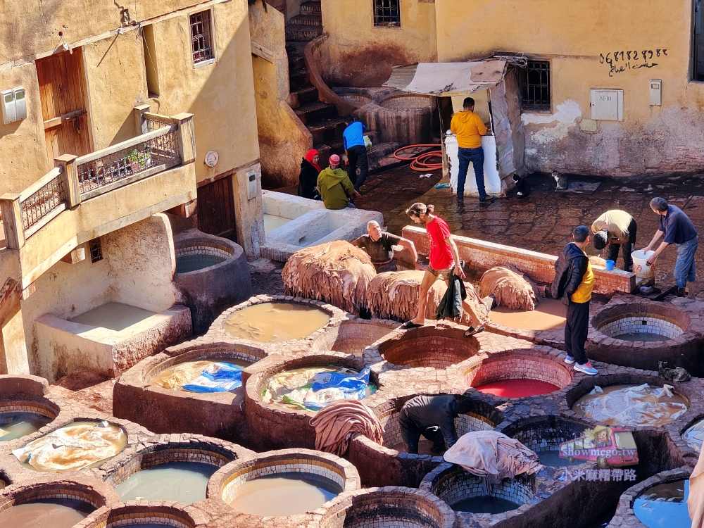 【摩洛哥。景點】菲斯古城的手工皮革染坊(Chouara Tannery）~在世界最臭的天然調色盤下，製作出質地柔軟精細的皮革