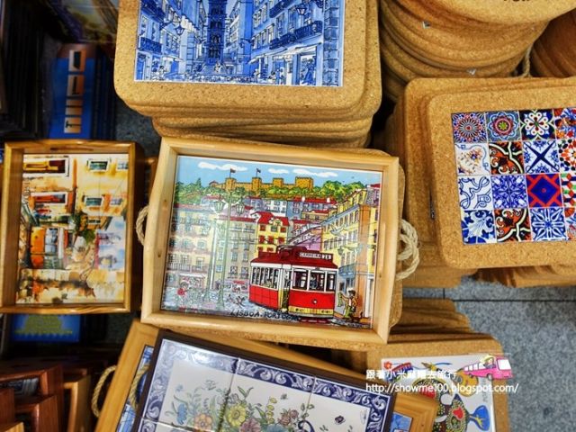 這次又可從葡萄牙買很多東西回台了，
我最愛葡萄牙磁磚，可以當餐桌上的鍋墊，美觀又實用!
還有軟木塞製品伴手禮也很讚!
.
在葡萄牙語中，azulejos(瓷磚畫)，這一字眼，來自北非使用的阿拉伯語，意思是「拋光石」(打磨過的小石頭)，摩爾人最初的想法是模仿拜占庭和羅馬馬賽克....
有關 #葡萄牙磁磚 的故事，小米麻糬將它寫在這裡
https://showmego.tw/blog-post_22-2/
.
5/10 #葡萄牙 #確定出發!
我們拿到很棒的 #土耳其航空 機位喽!
名額所剩不多，還有興趣的朋友們，快來參加
#小米麻糬帶路葡萄牙半自助11日 
https://showmego.tw/showmego_tour-portugal-11days/
.
報名表填寫
 https://forms.gle/AN1915PNvU49aaBn6
.
更多小米麻糬帶路海外半自助團
https://showmego.tw/tour-activity-showmego/